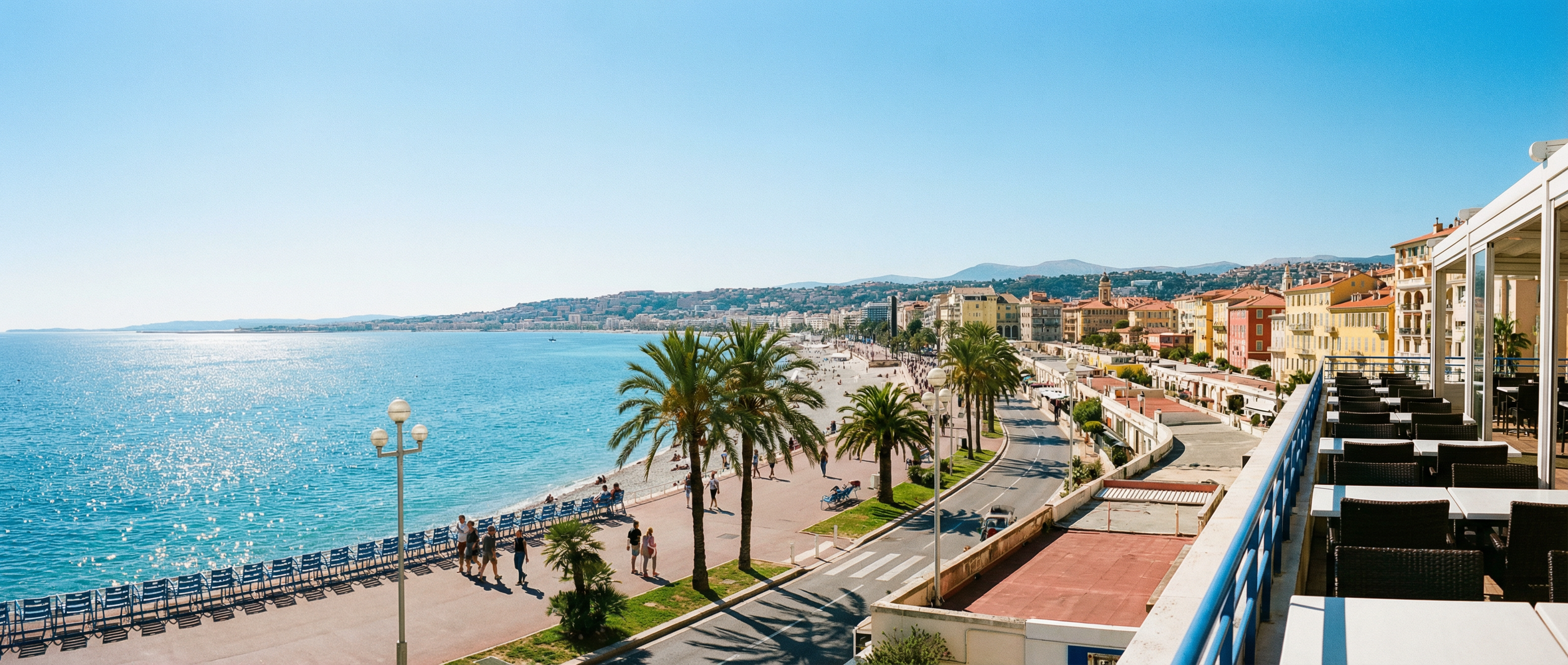 Promenade des Anglais à Nice, mer Méditerranée, palmiers, terrasses, lumière de la Riviera